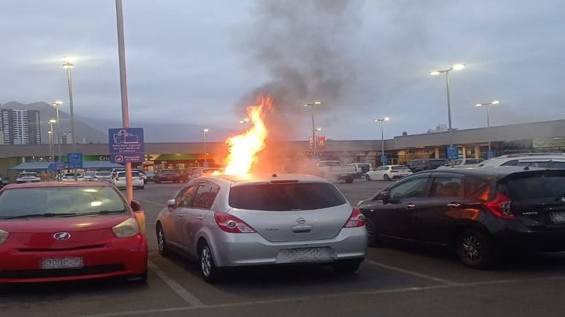 Fuego en vehículo movilizó a Bomberos a estacionamiento de supermercado en Iquique