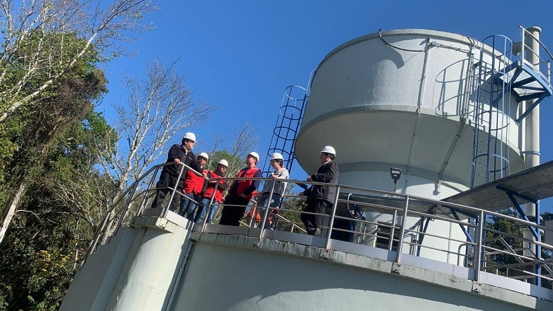 Valdivia: futuros topógrafos conocieron cómo Aguas Décima potabiliza el agua en Llancahue