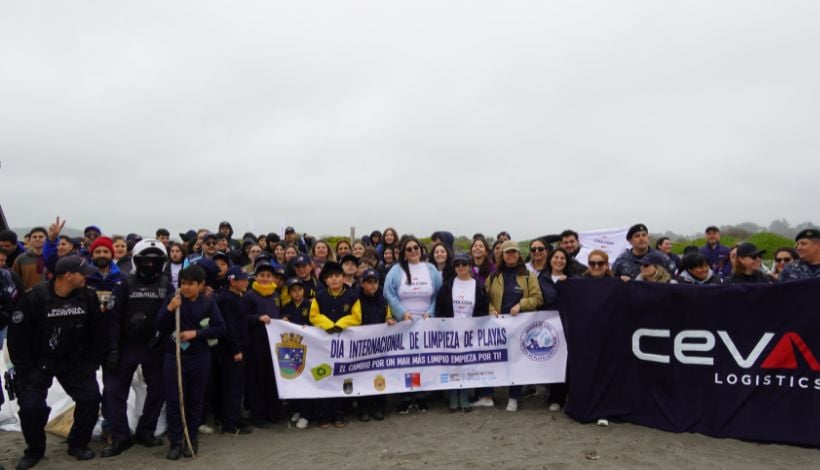Comunidad Logística de Puerto San Antonio y estudiantes limpian playas del litoral central