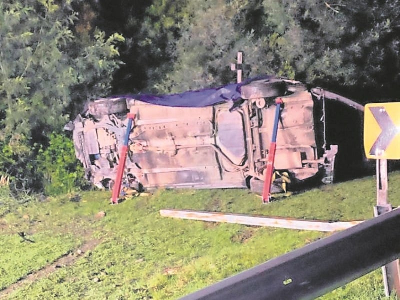 Mariquina: conductor de 28 años murió tras volcar auto y chocar contra animita