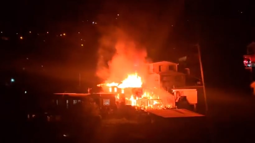[VIDEO] Dos viviendas fueron destruidas por incendio en Valparaíso