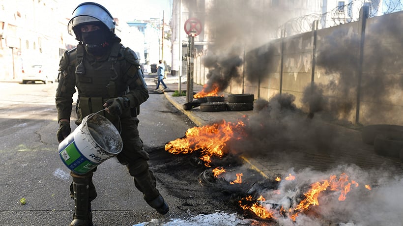 [FOTOS] Nuevamente portuarios instalaron barricadas incendiarias en inmediaciones de la Plaza Sotomayor