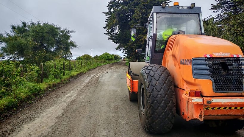 Retomaron obras de asfaltado en la ruta costera hacia Amortajado en Maullín