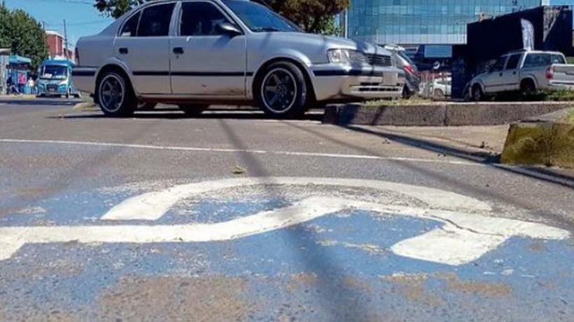 Conductora reclama por el cobro de estacionamiento a discapacitados