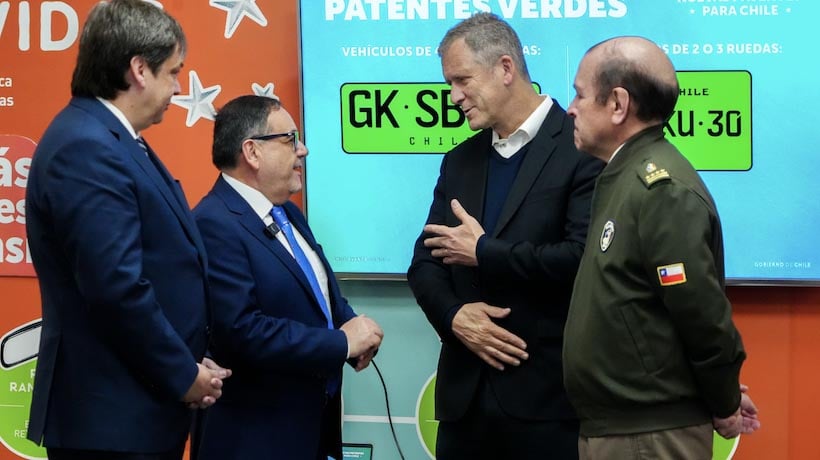 Chile cambia patentes para aumentar combinaciones e introduce placa verde para híbridos y eléctricos
