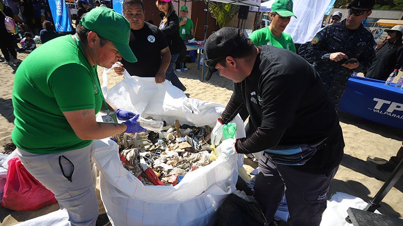 [FOTOS] Cerca de 95 kilos de basura se retiraron de la Playa Caleta Portales en Valparaíso