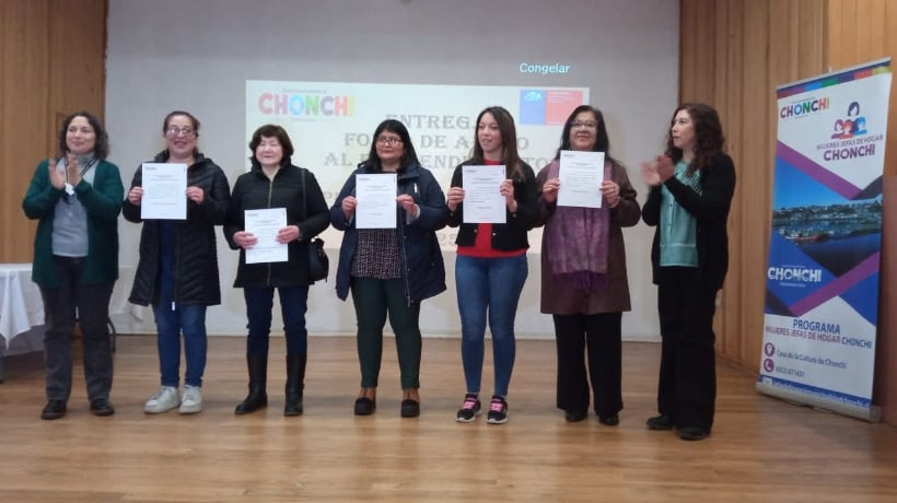 Chonchi reparte más de 10 millones de pesos a 35 mujeres emprendedoras