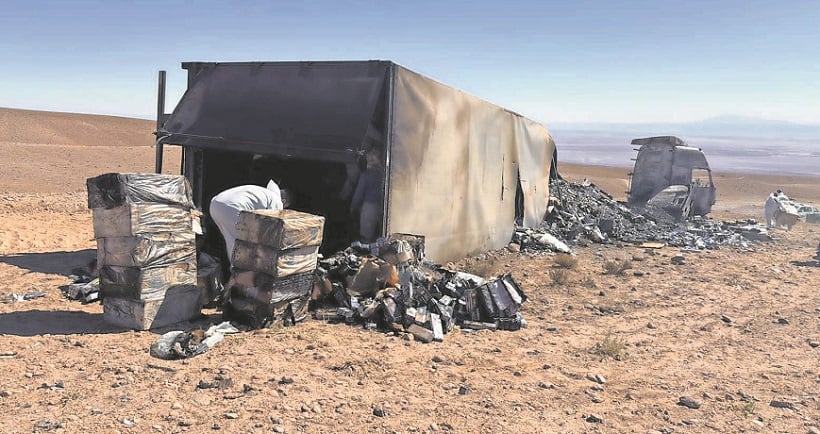 Queman cargamento de cigarrillos: camión volcó en ruta fronteriza de San Pedro