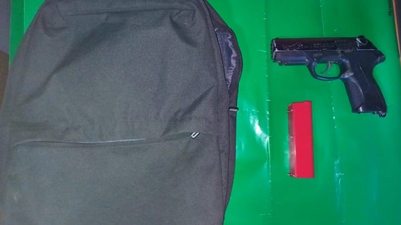 Adolescentes fueron detenidos con pistola adaptada para disparo real en la Plaza de San Felipe