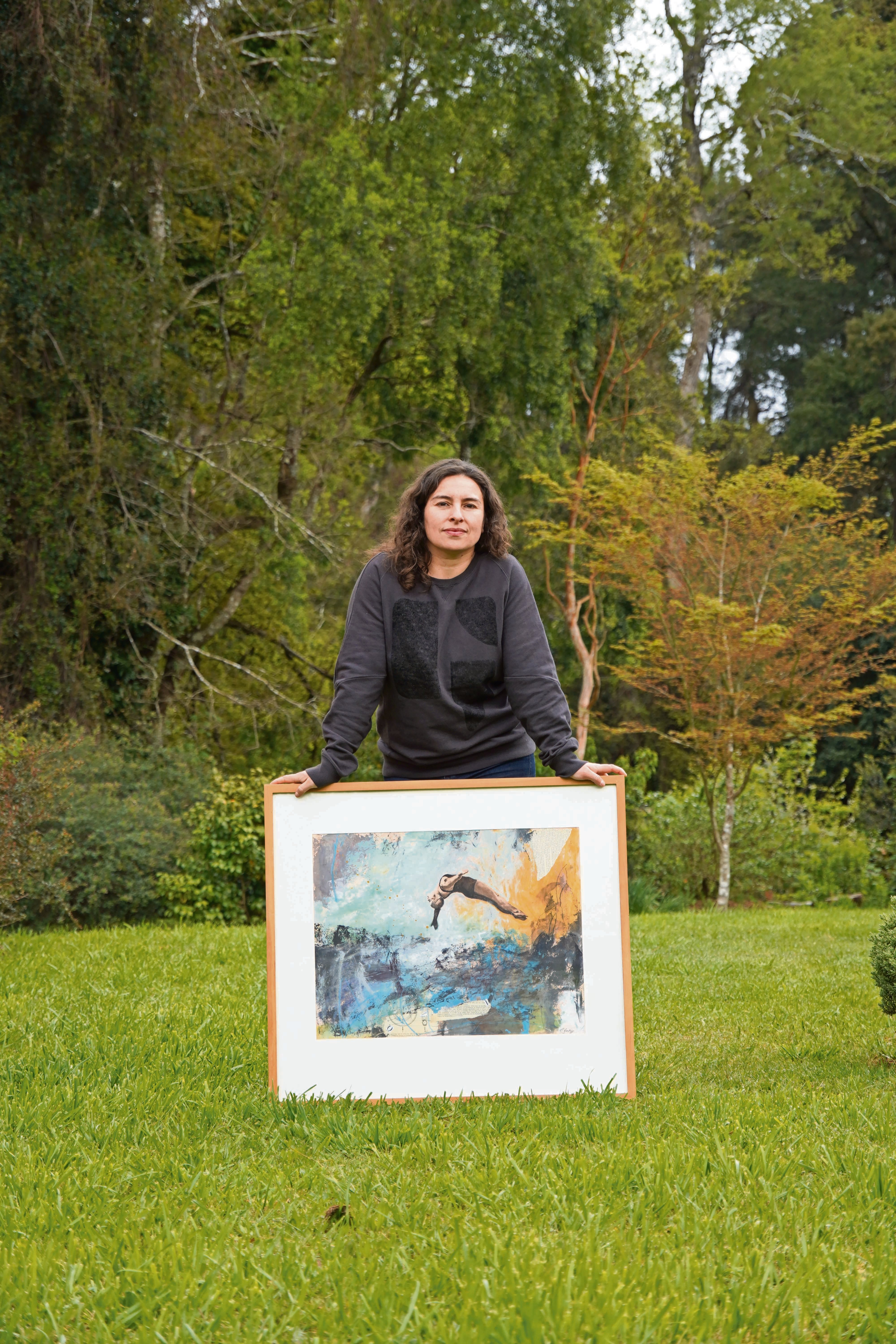 Valdivia: Artista Carolina Godoy ganó concurso en la Feria Art Stgo y  su obra circulará en todo Chile