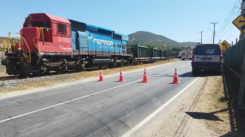 Quillota: habilitan el tránsito en la Ruta F-390 tras colusión de camión con tren de carga