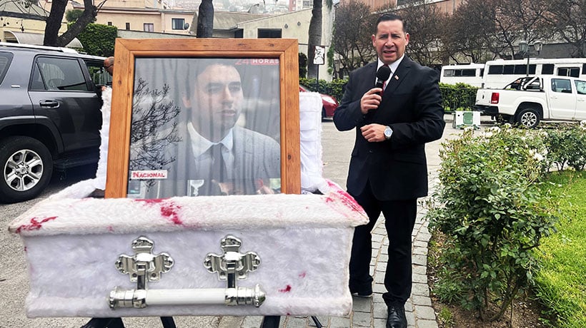 Con ataúd afuera del Congreso: Mirosevic acusa reiterado acoso y amenazas del ‘pastor’ Soto por eutanasia
