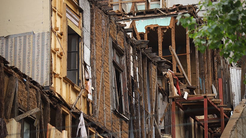 Pared de inmueble en demolición se desplomó en Valparaíso: municipio anuncia sanción a empresa Pared de inmueble en demolición se desplomó en Valparaíso: municipio anuncia sanción a empresa