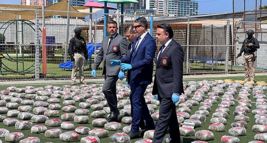 1.300 kilos de drogas incautan en dos operativos contra bandas transnacionales de narcotraficantes en Antofagasta 1.300 kilos de drogas incautan en dos operativos contra bandas transnacionales de narcotraficantes en Antofagasta