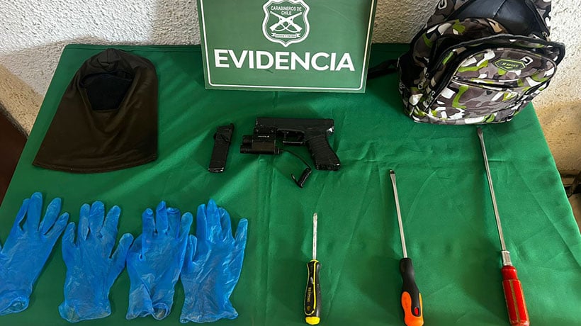 Carabineros sorprende a 3 jóvenes con arma de fantasía y pasamontañas en Putaendo Carabineros sorprende a 3 jóvenes con arma de fantasía y pasamontañas en Putaendo