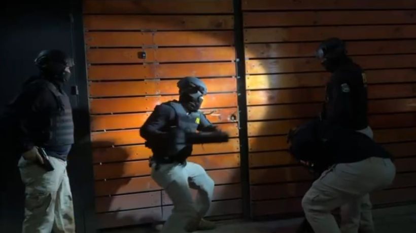 Allanan domicilio en Tarapacá y detienen a trabajador de colegio acusado de violación y abuso sexual de niña de 13 años