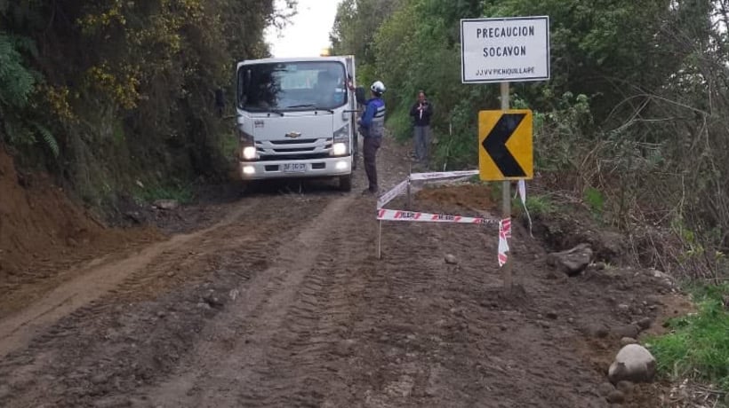 Realizan mejoras en caminos y paraderos en Pichi Quillaipe