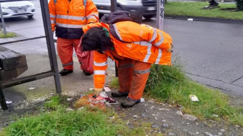 Despejan sumideros y limpian paraderos en Alerce para prevenir anegamientos