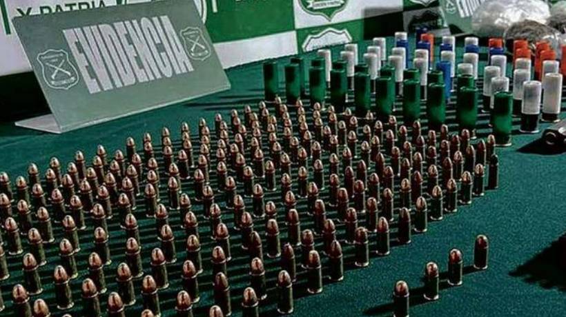 Piden 13 años de prisión para mujer de El Tabo: fue econtrada con arsenal de armas un kilo y medio de drogas