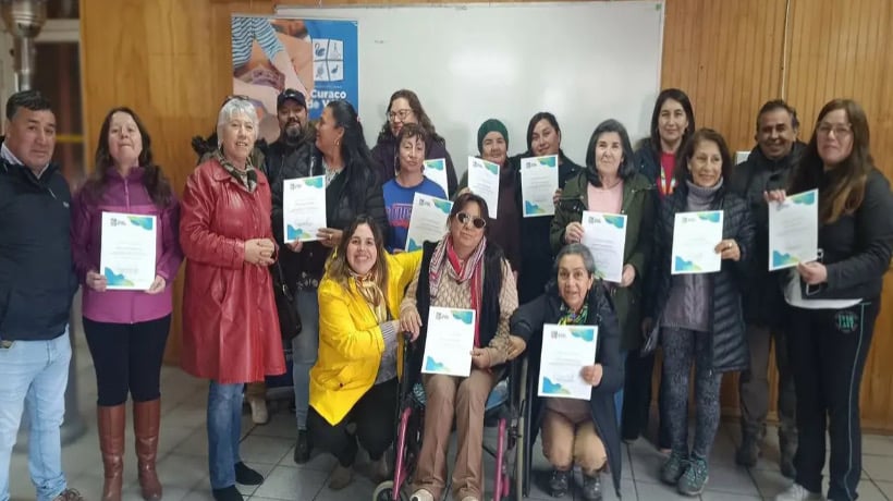 Vecinos de Curaco de Vélez se certifican en curso de mosaico avanzado