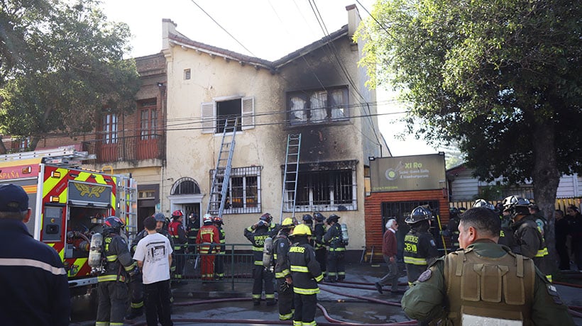 [VIDEO] Incendio afectó a una vivienda de dos pisos en cerro de Valparaíso: dos lesionados