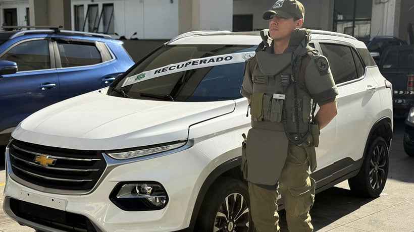Carabinero detiene a conductor extranjero que transitaba en auto con patentes falsas en Valparaíso Carabinero detiene a conductor extranjero que transitaba en auto con patentes falsas en Valparaíso