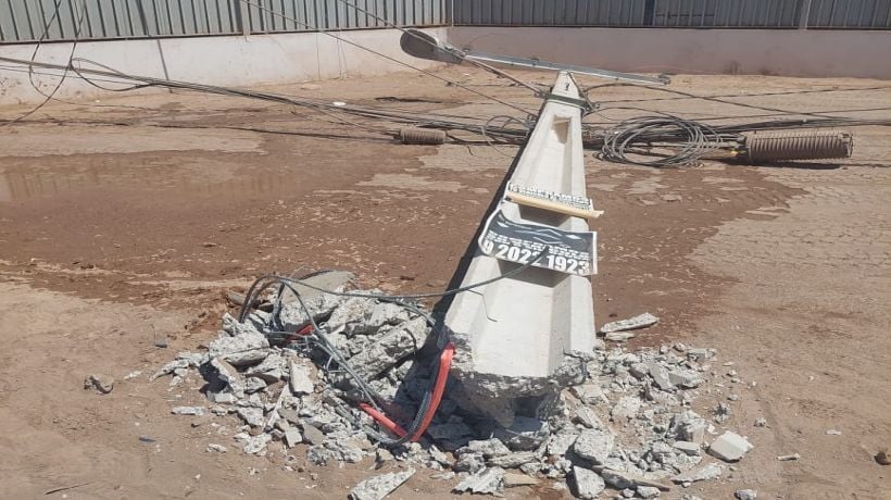 Vehículo impactó poste y dejó sin energía eléctrica a 10 mil clientes en Alto Hospicio Vehículo impactó poste y dejó sin energía eléctrica a 10 mil clientes en Alto Hospicio