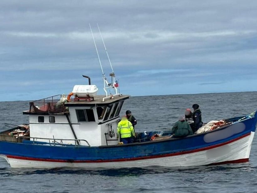 Operativo aéreo-marítimo frenó faenas de pesca ilegal de reineta en la región de Los Ríos Operativo aéreo-marítimo frenó faenas de pesca ilegal de reineta en la región de Los Ríos