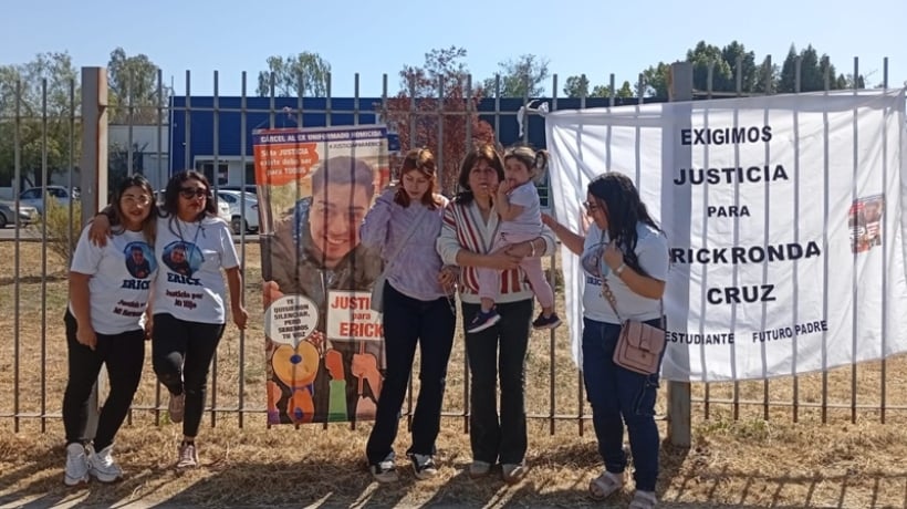 Familia de joven asesinado por excarabinero en San Esteban protestó frente a la Fiscalía de Los Andes Familia de joven asesinado por excarabinero en San Esteban protestó frente a la Fiscalía de Los Andes
