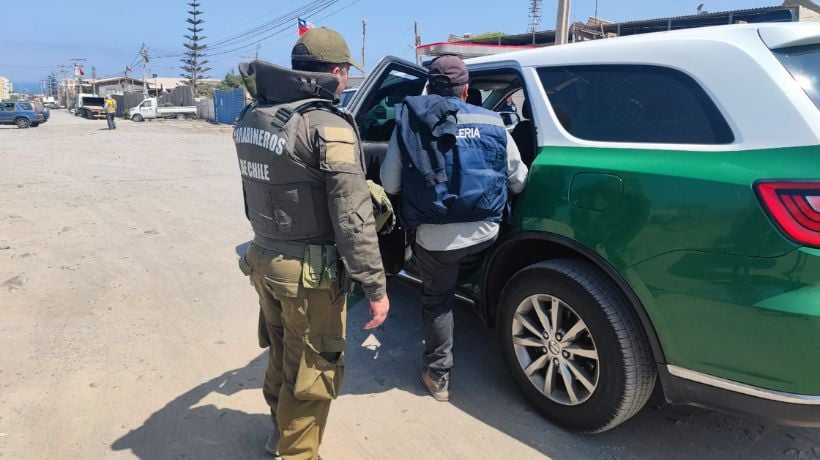 Dos conductores detenidos y cinco extranjeros denunciados tras fiscalización vehicular en La Chimba Dos conductores detenidos y cinco extranjeros denunciados tras fiscalización vehicular en La Chimba