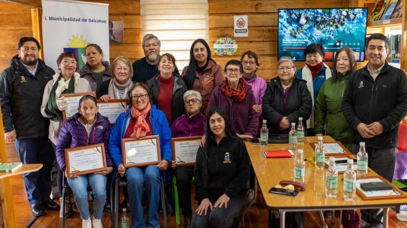 Vecinas de Chonchi participan en curso de técnicas de decoupage gestionado por OMIL Vecinas de Chonchi participan en curso de técnicas de decoupage gestionado por OMIL