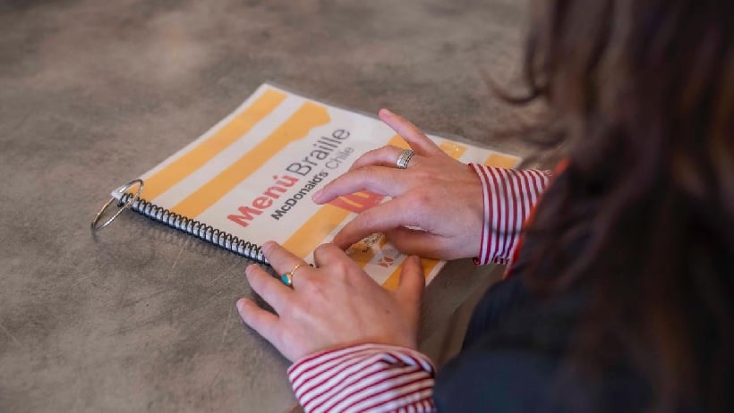 Empresa de comida rápida recibió el "Sello Naranja" por práctica inclusiva para clientes con discapacidad visual Empresa de comida rápida recibió el "Sello Naranja" por práctica inclusiva para clientes con discapacidad visual