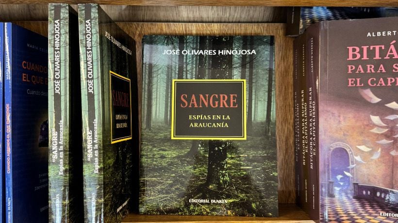 Escritor puertomontino José Olivares lanzó en Argentina su novela periodística "Sangre: Espías en La Araucanía" Escritor puertomontino José Olivares lanzó en Argentina su novela periodística "Sangre: Espías en La Araucanía"