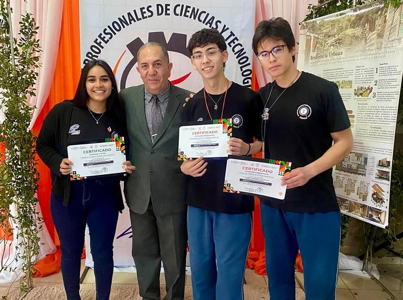 Alumnos de Valdivia ganan Medalla de Plata en Paraguay por proyecto ambiental Alumnos de Valdivia ganan Medalla de Plata en Paraguay por proyecto ambiental