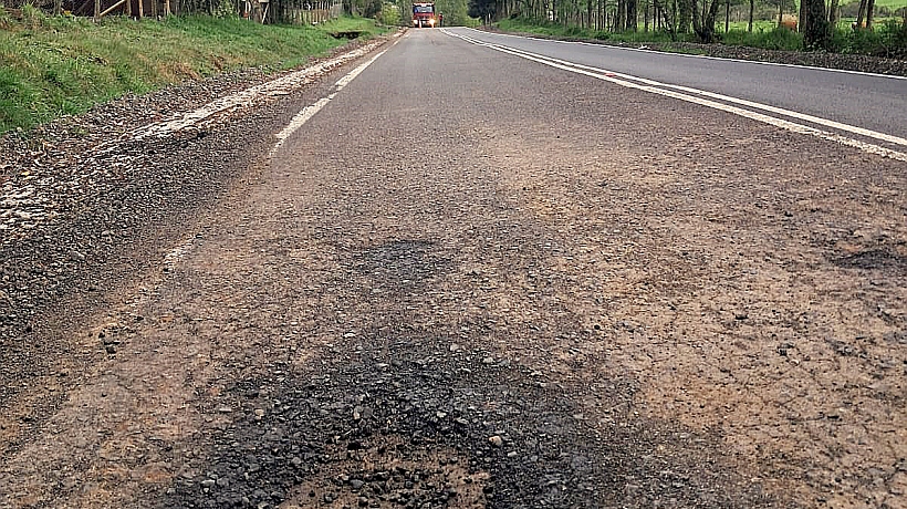 Vecinos del sector Tegualda en Fresia acusan a camiones de destruir asfalto recién inaugurado