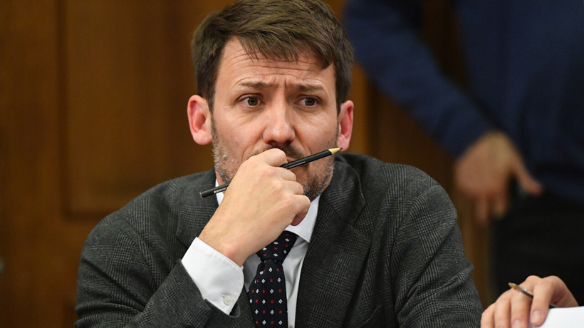 Boric aceptó renuncia del ministro de Energía tras error en tarifa de la luz Boric aceptó renuncia del ministro de Energía tras error en tarifa de la luz