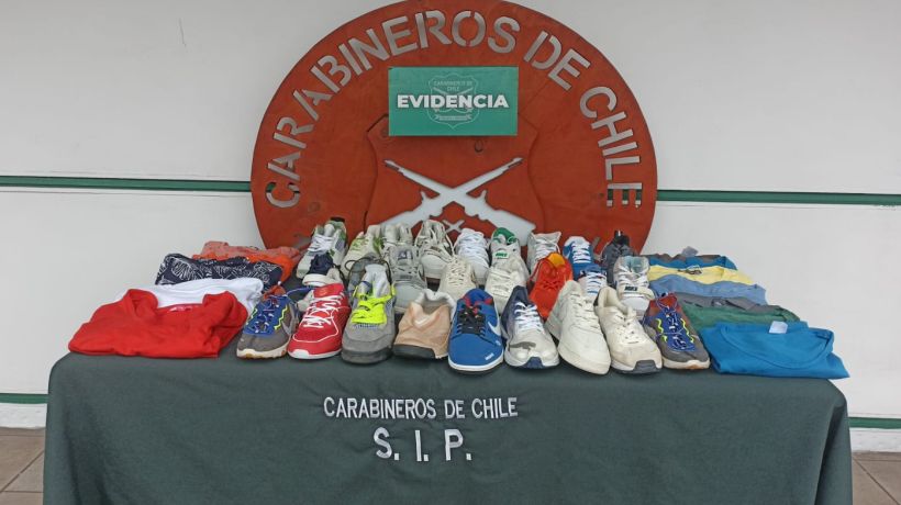 Detienen a cinco individuos que robaron especies en tienda deportiva en el centro de Iquique Detienen a cinco individuos que robaron especies en tienda deportiva en el centro de Iquique