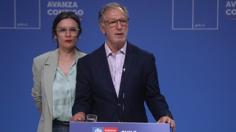 Álvaro García asume como biministro y dice que uno de sus mandatos es "compensar a las familias por el cobro injusto" Álvaro García asume como biministro y dice que uno de sus mandatos es "compensar a las familias por el cobro injusto"