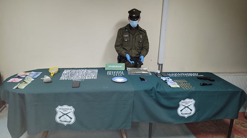 Detienen a siete personas durante allanamientos en campamentos de Osorno: decomisan dinero, armas y drogas Detienen a siete personas durante allanamientos en campamentos de Osorno: decomisan dinero, armas y drogas