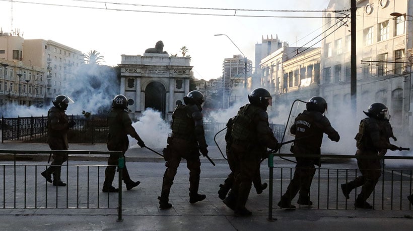 Estallido social dejó 94 incendios, 1.220 saqueos y 979 ataques a manifestantes en la Región de Valparaíso Estallido social dejó 94 incendios, 1.220 saqueos y 979 ataques a manifestantes en la Región de Valparaíso