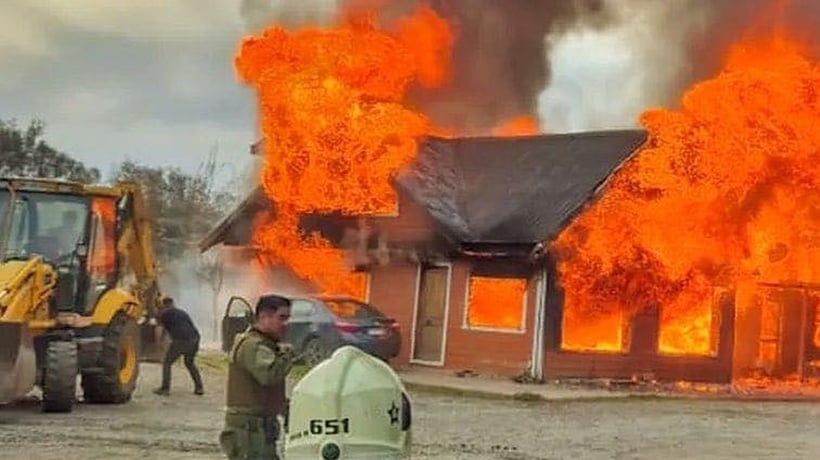 Incendio en Puerto Montt: fuego consumió casa de un piso en sector Llanos de Tenglo Incendio en Puerto Montt: fuego consumió casa de un piso en sector Llanos de Tenglo