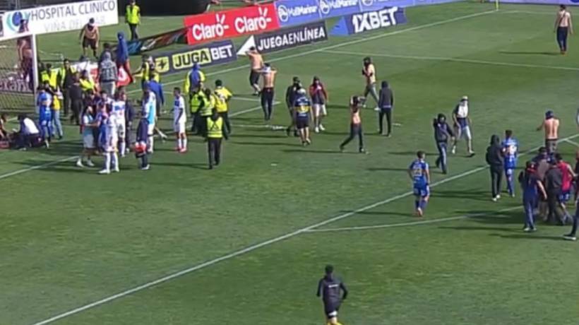 [VIDEO] Barristas de Everton invaden la cancha y obligan a suspender el partido ante la UC en Viña del Mar