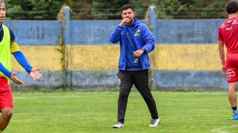 La historia del joven técnico de Everton que logró vencer a Universidad Católica en Viña del Mar La historia del joven técnico de Everton que logró vencer a Universidad Católica en Viña del Mar