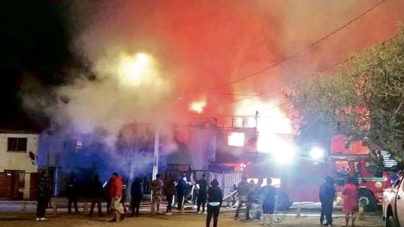Incendio de madrugada dejó damnificados y dos viviendas destruidas en cerro Bellavista Incendio de madrugada dejó damnificados y dos viviendas destruidas en cerro Bellavista