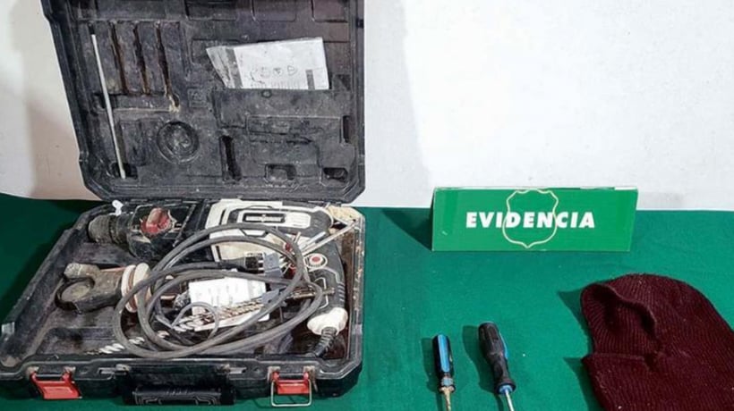 Carabineros arrestó a delincuente que fue sorprendido en el techo de un local Carabineros arrestó a delincuente que fue sorprendido en el techo de un local
