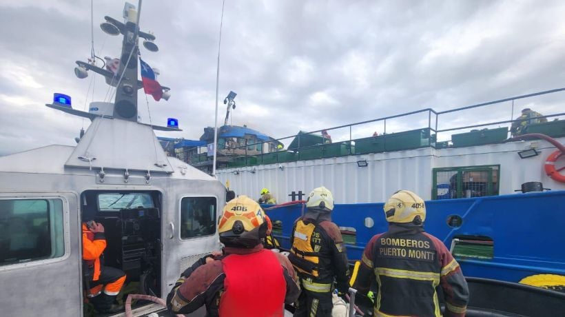 [FOTOS] Lancha se incendió en centro salmonero de Puerto Montt: evacuaron a cinco tripulantes