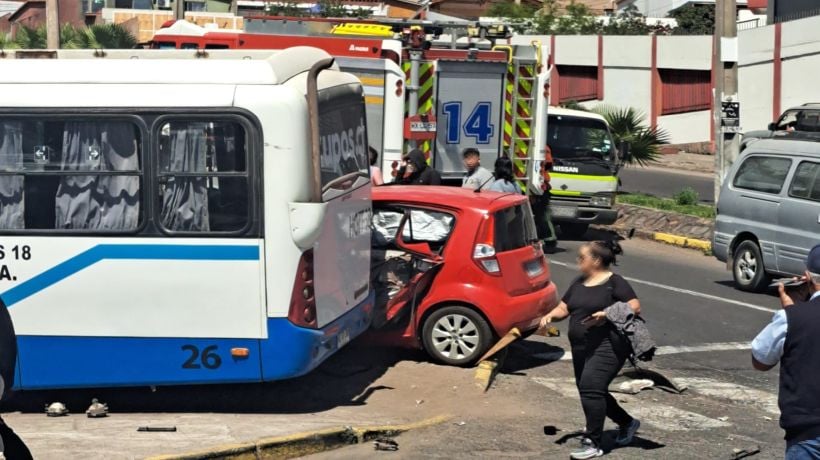 Reportan colisión entre microbús y vehículo en el sur de Iquique: siete lesionados Reportan colisión entre microbús y vehículo en el sur de Iquique: siete lesionados