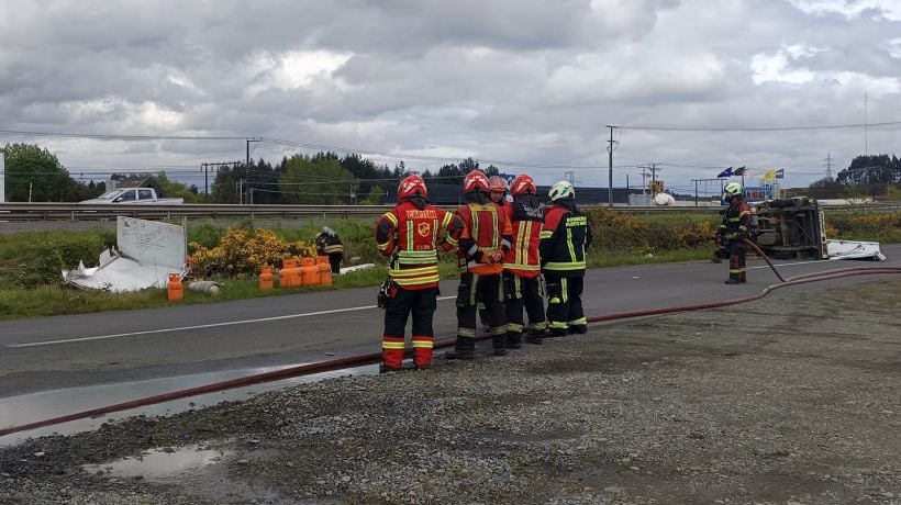 Descartaron fuga de gas tras volcamiento de camión con cilindros en Puerto Montt Descartaron fuga de gas tras volcamiento de camión con cilindros en Puerto Montt