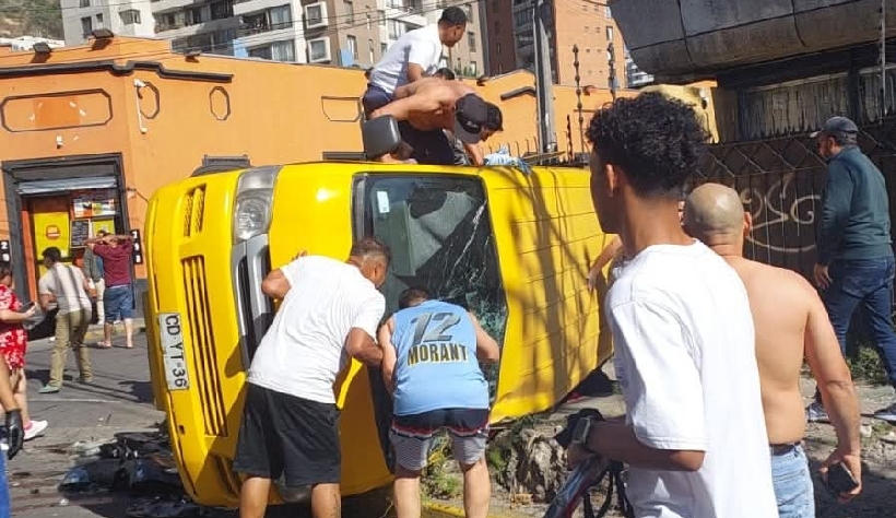 Choque entre furgón escolar y vehículo que huía tras realizar un asalto: Confirman fallecimiento de un menor