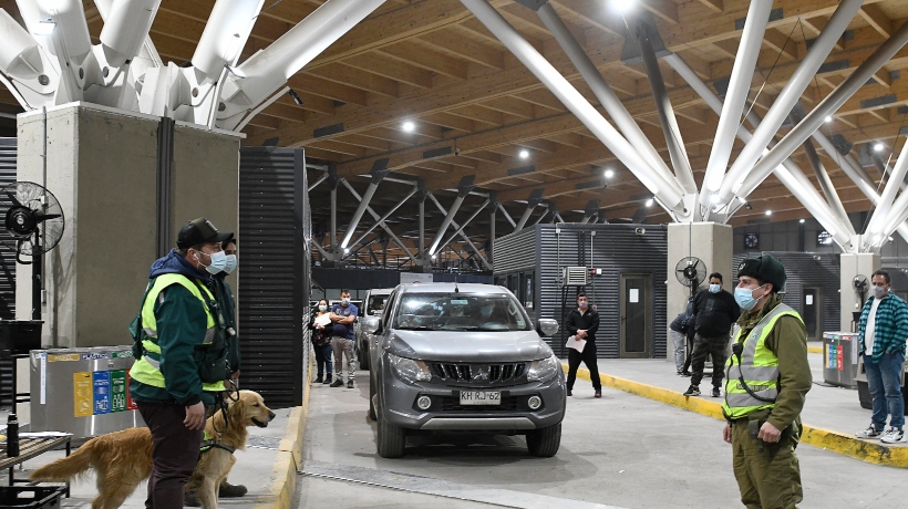 Expolicía argentino fue detenido en Los Libertadores con pistola y municiones ocultas en su auto Expolicía argentino fue detenido en Los Libertadores con pistola y municiones ocultas en su auto